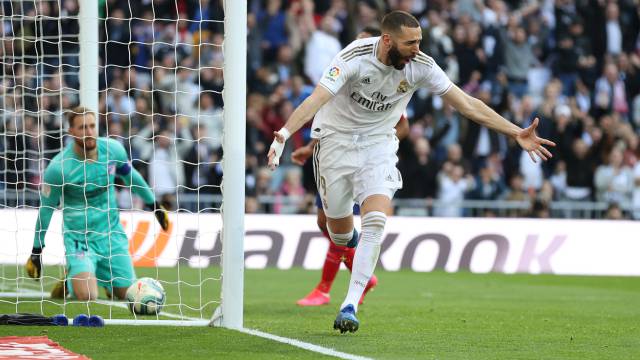 Karim Benzema celebra su gol al Atlético en el Bernabéu.