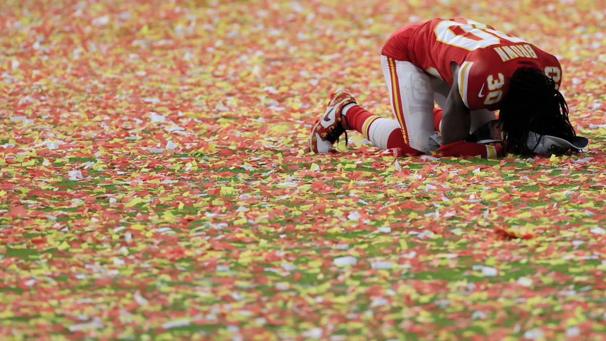 El jugador de los Chiefs, Alex Brown, tras el juego.
