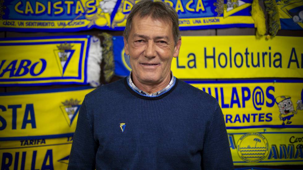 Pepe Mejía, exjugador del Cádiz CF y actual embajador del club, posa en una de las salas del estadio Ramón de Carranza.