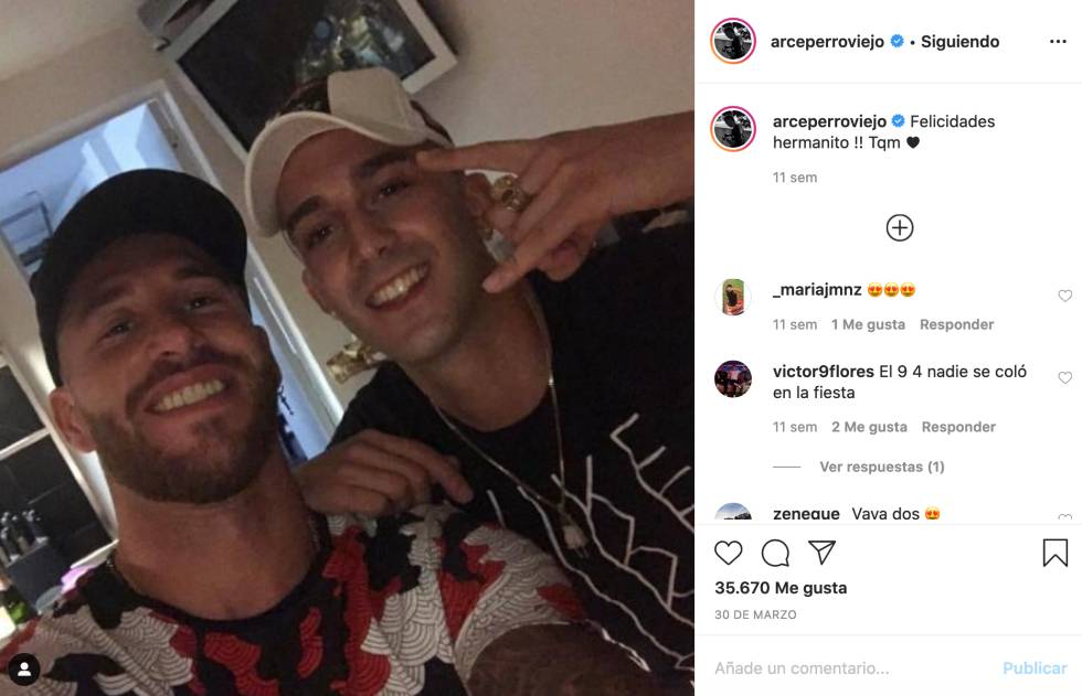 El rapero Arce (izquierda) subió a su Instagram una foto con el defensa del Real Madrid Sergio Ramos para felicitarlo por su cumpleaños.