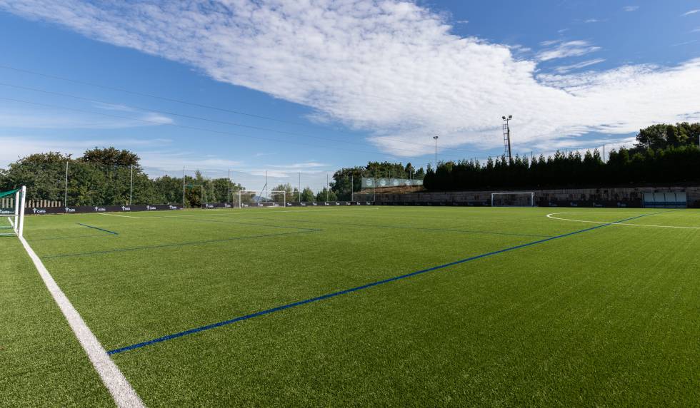 Uno de los cuatro campos de la ciudad deportiva de A Madroa.