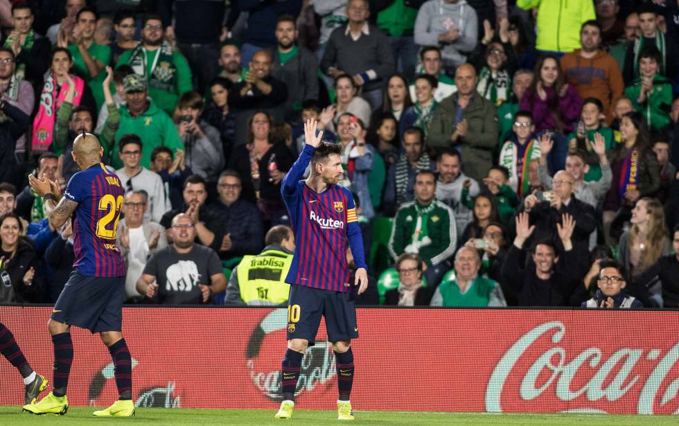 Messi recibe una ovación en el campo del Real Betis tras notar un gol la temporada 20182019.