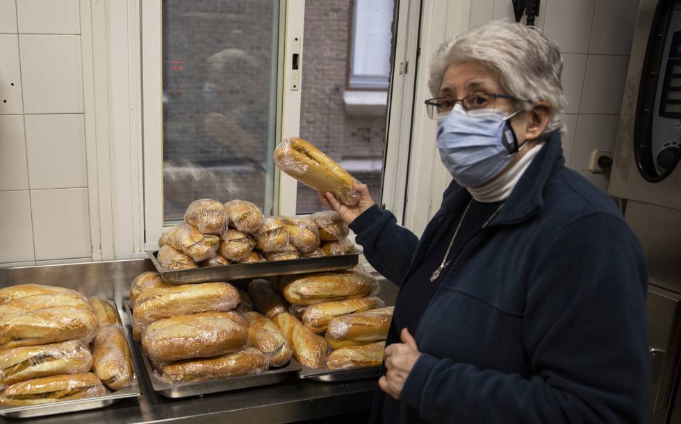 Sor Josefa en la cocina del comedor social de las Hijas de la Caridad en Madrid.