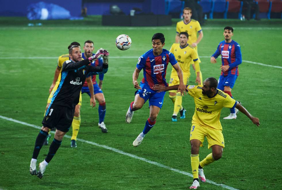 El meta del Cádiz CF despeja un centro en un partido ante la SD Eibar.