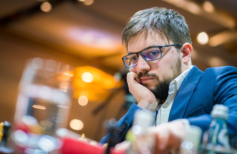 Carlsen pasa a la final tras cometer errores de novato