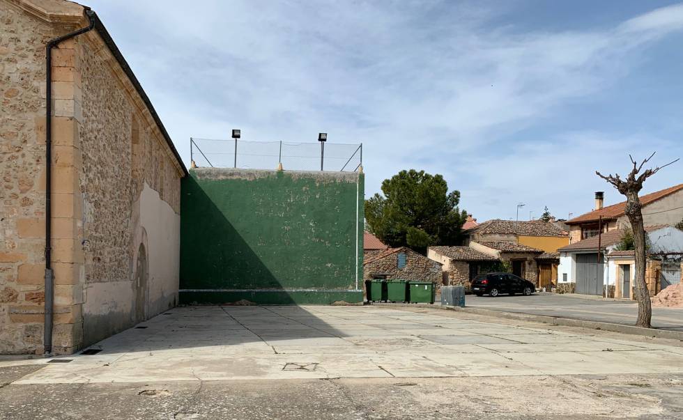 El primer campo de fútbol de Jorge de Frutos, un frontón detrás de la iglesia de Navares de Enmedio.