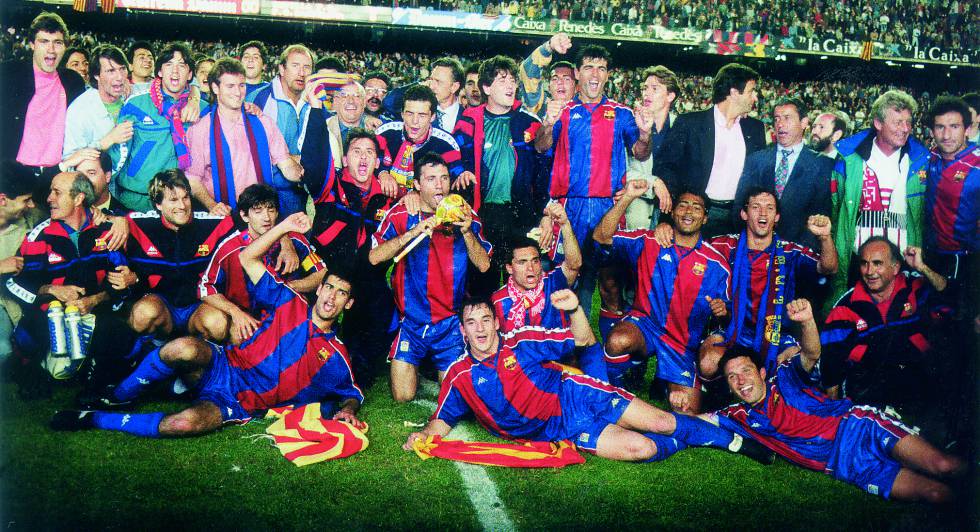 La plantilla del FC Barcelona celebra la conquista del título liguero de la temporada 19931994 en el césped del Camp Nou.