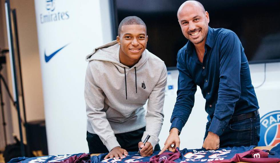 Luis Ferrer con el delantero del PSG Kylian Mbappé.