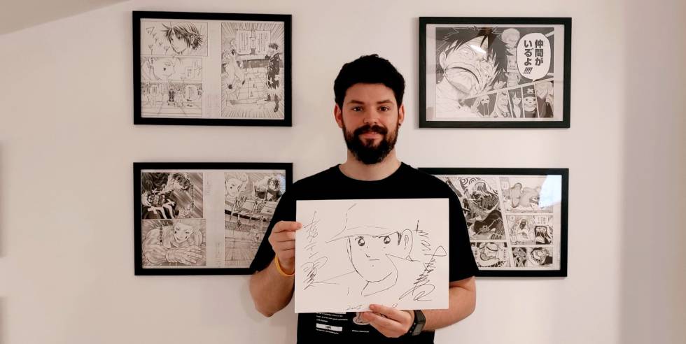 Carlos Moreno con el dibujo que le regaló Yoichi Takahashi, el creador de Oliver y Benji, cuando pasó por la Escola Joso de Barcelona.