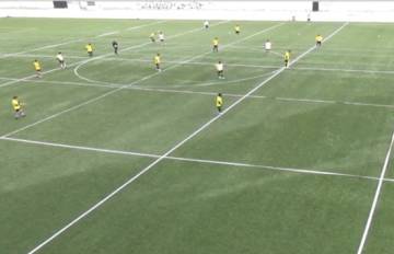 Los canteranos del Elche CF en un entrenamiento con el campo dividido como si fuera un tablero de ajedrez.