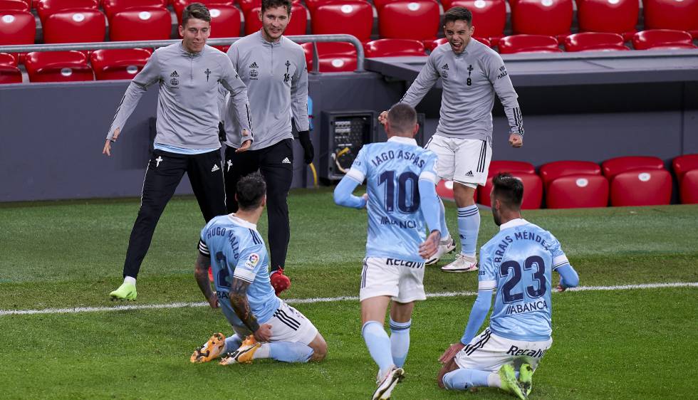 Hugo Mallo, canterano y capitán del RC Celta, celebra un gol contra el Athletic Club en San Mamés el pasado diciembre, junto a Iago Aspas y Brais Méndez, otros dos jugadores surgidos de A Madroa.