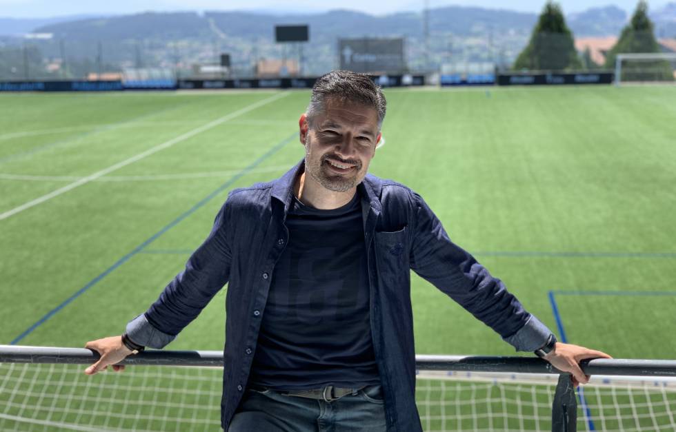 Carlos Hugo Bayón, director del área de Denominación de origen Celta, del conjunto gallego, en el campo central de A Madroa, donde entrena y juega la cantera del club.