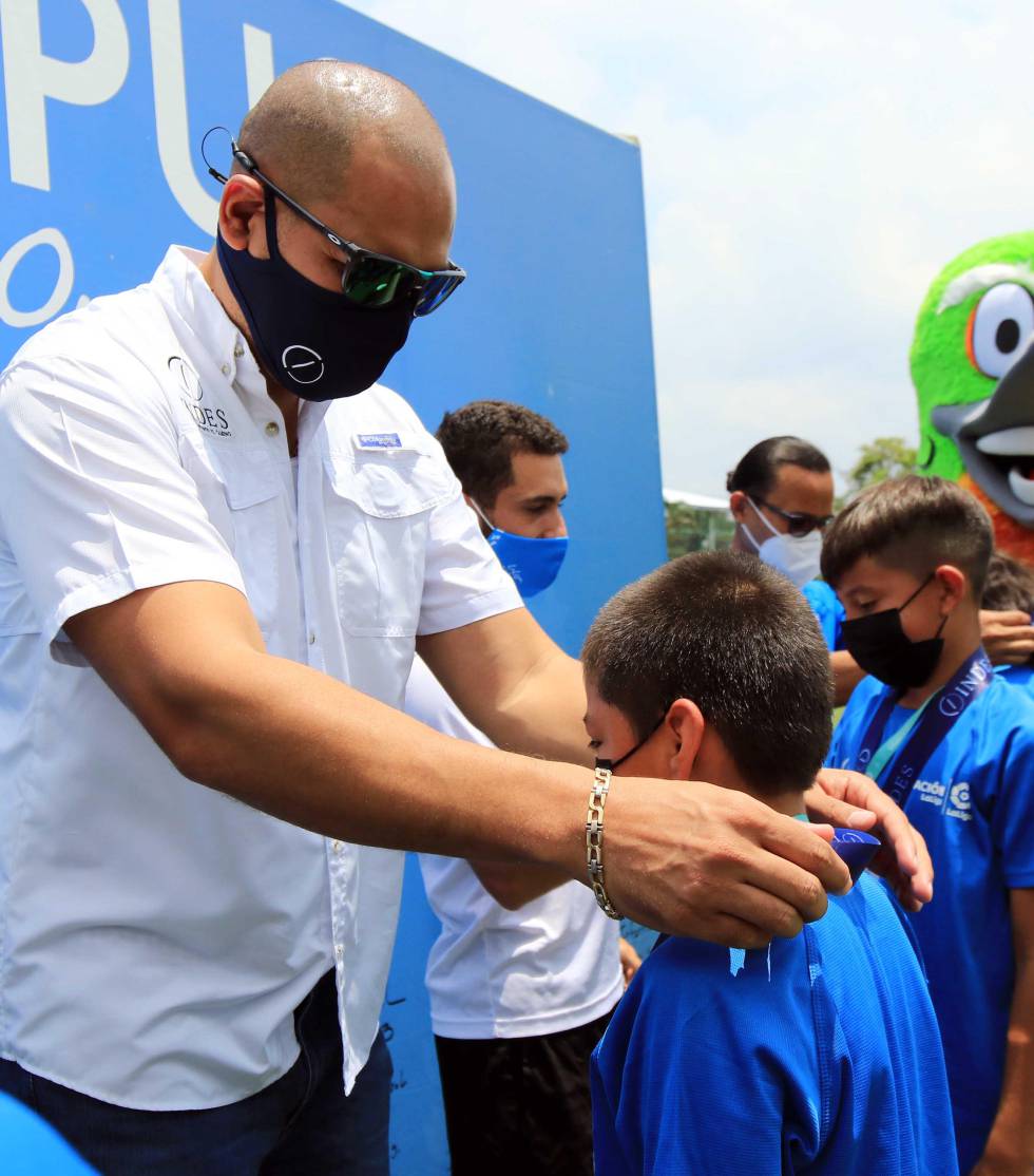 Yamil Bukele visita una escuela sociodeportiva de la FUNDACIÓN LaLiga y el INDES.