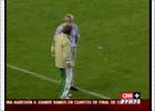 Juande Ramos recibe un botellazo durante el encuentro Betis-Sevilla de copa del Rey