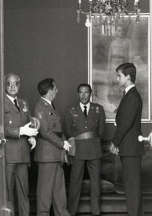 El príncipe Felipe junto al director de la Academia de Zaragoza, Ángel Santos (i) y Baldomero Lozano, capitán general de Zaragoza