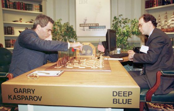 Enfrentamiento entre el campeón del mundo de ajedrez, Gary Kasparov y el superordenador de IBM 'Deep Blue', en Nueva York. En la imagen, Kasparov (izda), hace su segundo movimiento en la la sexta y última partida, ante la máquina manejada por Joe Hoane. El enfrentamiento fue ganado por la máquina.rn