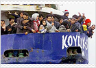 Un barco turco a la deriva es remolcado a un puerto italiano con 600 inmigrantes a bordo