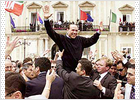 Berlusconi es aclamado como