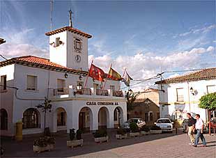 Fachada Del Ayuntamiento De Sevilla La Nueva. | Edición Impresa | EL PAÍS