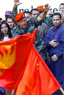 Chávez, rodeado en Caracas por campesinos que apoyan su política agraria. Chávez, rodeado en Caracas por campesinos que apoyan su política agraria.