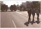 Los algodoneros endurecen sus protestas y cortan el tráfico en una avenida de Sevilla durante tres horas