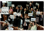Los diputados reciben con protestas a Le Pen en el Parlamento Europeo