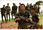 El jefe paramilitar de Colombia disuelve su organización nacional