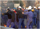 Una treintena de trabajadores de Izar, contusionados en Sestao