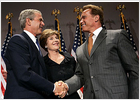 El empate en los sondeos entre Bush y Kerry lleva a los candidatos a endurecer la campaña