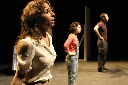 María Castillo (en primer plano), Sol Montoya y Eugenio Gómez, en una escena de Mi vida gira alrededor de 500 metros.
