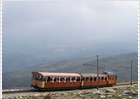 Un tren cosido a la montaña Un tren cosido a la montaña