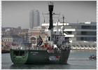 Greenpeace gana el pulso al Puerto y consigue atracar en Valencia