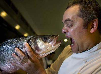 El cocinero Xavier Pellicer, con una lubina, ayer en el restaurante Abac de Barcelona. / edu bayer - 1195686002_850215_0000000000_sumario_normal