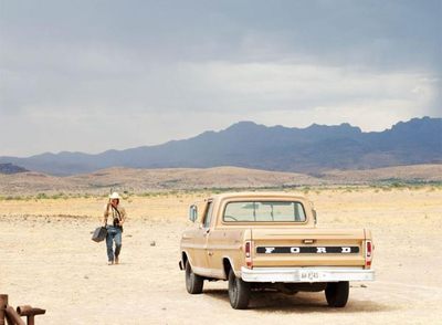 Josh Brolin, en la inmensidad del desierto de No es país para viejos. , producida por Miramax.