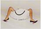 Marc Jacobs abraza las piernas de Victoria