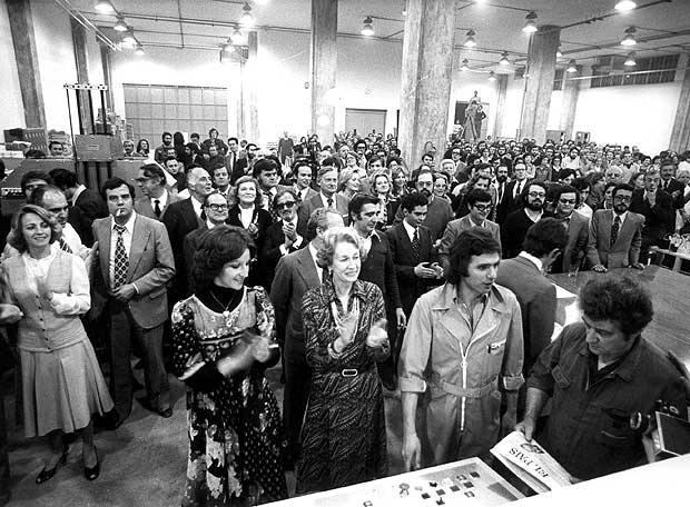 Simone Ortega (en el centro, aplaudiendo), en la salida de talleres del primer ejemplar del diario EL PAÍS. 1976.