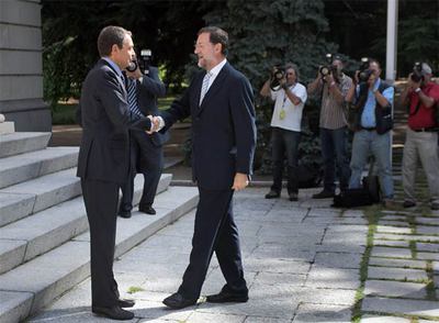 al pie de las escaleras del palacio de la Moncloa. / ÁLVARO GARCÍA