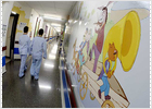 El mundo en la pared del hospital