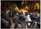Batalla campal en Barcelona por el desalojo de los encerrados en la UB
