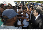 Sarkozy promete a Haití 326 millones en una visita sin precedentes