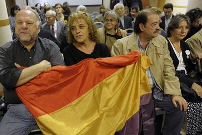 Asistentes a la conferencia de prensa de la Asociación para la Recuperación de la Memoria Histórica en Buenos Aires. / AFP