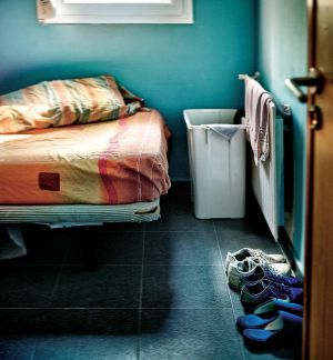 Una de las habitaciones donde viven adolescentes y jóvenes adictos, internos en una finca del Proyecto Hombre