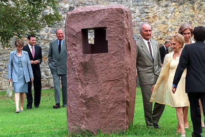 FOTOGALERIA: Inauguración del Museo Chillida- Leku en Hernani. Los Reyes junto al matrimonio Chillida cerca a una de sus obras (16/09/2000).