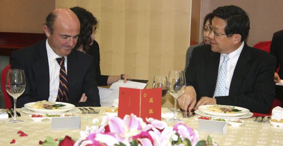 El ministro de Economía y Competitividad, Luis de Guindos, durante el almuerzo con su homólogo chino de Comercio, Chen Deming, en Pekín.