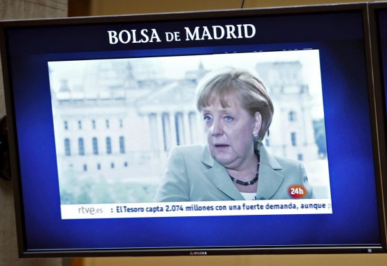Una pantalla de la Bolsa de Madrid muestra la imagen de la canciller alemana, Angela Merkel.