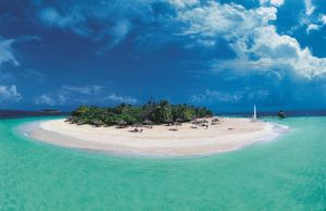 La Isla Fonimagoodhoo del atolón Baa, en las Maldivas.