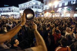 Gran número de personas en la puerta del Sol de Madrid durante la manifestación-cacerolada internacional contra las desigualdades que la plataforma