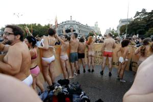 Varias personas durante la manifestación-cacerolada internacional contra las desigualdades que la plataforma