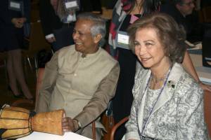 La reina Sofía, junto al banquero y economista bangladesí Mohamed Yunus, creador de los microcréditos, premio Nobel de la Paz 2006 y premio Príncipe de Asturias de la Concordia 1998, durante el acto inaugural de la
