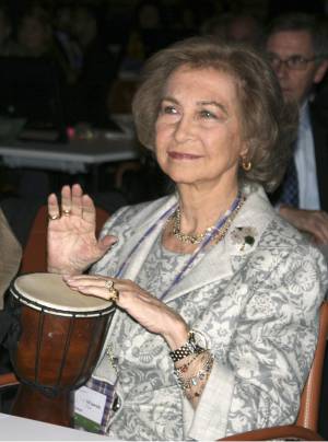 La reina Sofía toca un bongo en un concierto en el que participaron los asistentes a la